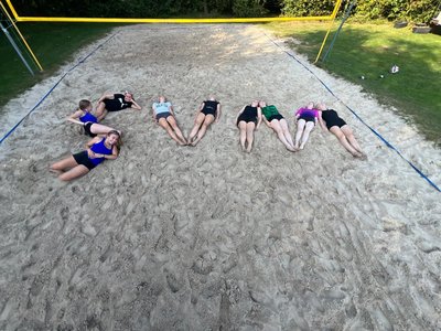 Beachvolleyball team liegt im Sand