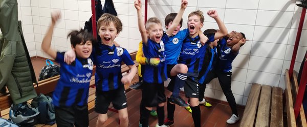 Gute Stimmung nach dem Turnier in der Kabine des SVM - U8