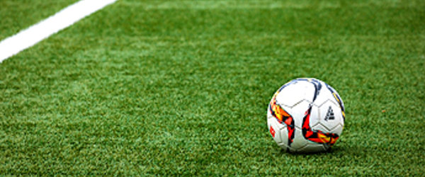 Ball in Mitte des Spielfelds