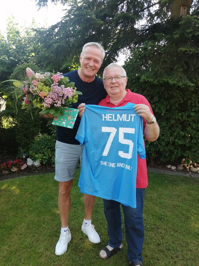 Übergabe eines Trikots zum 75. Geburtstag